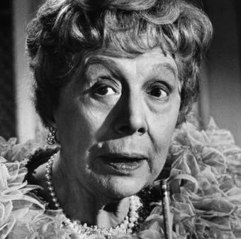 Edith Evans; uma lenda do teatro inglês. (Crédito da foto: CORTESIA — IMDb / REPRODUÇÃO /DIREITOS RESERVADOS)