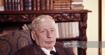 O físico e Prêmio Nobel Sir George Paget Thomson em Cambridge, por volta de 1960. (Foto de Popperfoto via Getty Images/Getty Images)