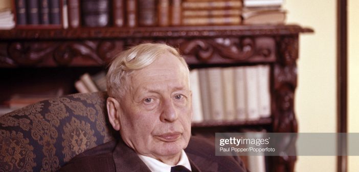 O físico e Prêmio Nobel Sir George Paget Thomson em Cambridge, por volta de 1960. (Foto de Popperfoto via Getty Images/Getty Images)