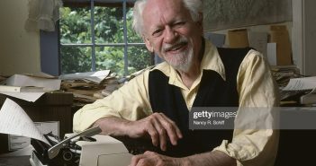O teórico literário e filósofo americano Kenneth Burke (1897 - 1993) em sua máquina de escrever, 1982. (Foto de Nancy R. Schiff/Getty Images)