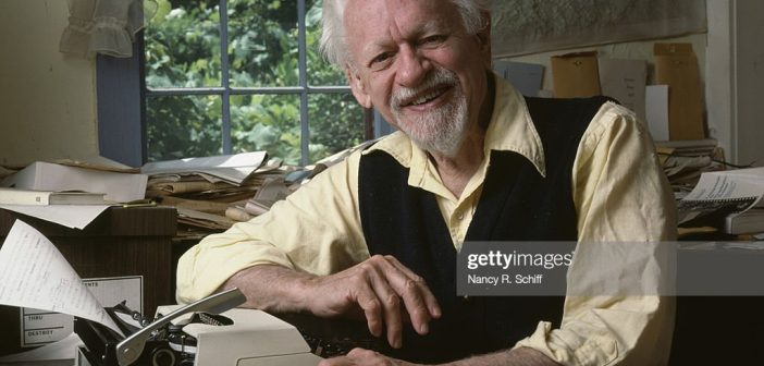 O teórico literário e filósofo americano Kenneth Burke (1897 - 1993) em sua máquina de escrever, 1982. (Foto de Nancy R. Schiff/Getty Images)