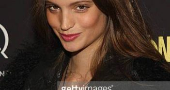A modelo Charlbi Dean participa de uma exibição "Ceremony" no Angelika Film Center em 5 de abril de 2011 em Nova York. (Foto de Bennett Raglin/WireImage)