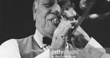 (CRÉDITO OBRIGATÓRIO K. Abe/Shinko Music/Getty Images) George Brunies toca trombone no Carnegie Hall, Carnegie Hall, Nova York, Estados Unidos, 5 de julho de 1972. (Foto de K. Abe/Shinko Music/Getty Images)