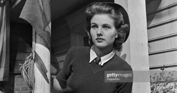 Atriz inglesa Sheila Sim (1922-2016), interpretando o papel de Margaret Ellis, no set durante a produção do filme de drama britânico 'Great Day' para RKO Pictures no Denham Film Studios em Buckinghamshire, Inglaterra, durante a Segunda Guerra Mundial, em 10 de setembro de 1944. (Foto de James Jarche/Popperfoto via Getty Images)