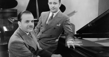 8 de junho de 1929: Parceiros de composição, compositor, Nacio Herb Brown (1896 - 1964) (esquerda) e letrista, Arthur Freed (1894 - 1973). Eles trabalharam juntos em 'The Broadway Melody', o primeiro musical falado. (Foto via John Kobal Foundation/Getty Images)