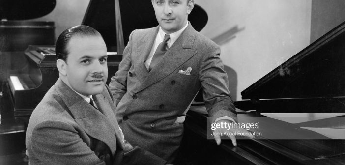 8 de junho de 1929: Parceiros de composição, compositor, Nacio Herb Brown (1896 - 1964) (esquerda) e letrista, Arthur Freed (1894 - 1973). Eles trabalharam juntos em 'The Broadway Melody', o primeiro musical falado. (Foto via John Kobal Foundation/Getty Images)