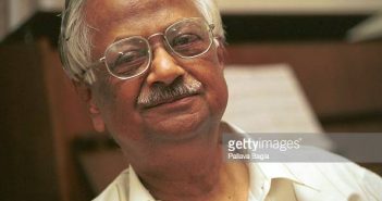 O cientista nuclear indiano Dr. Raja Ramanna, o arquiteto do programa de armas nucleares da Índia, morreu no Hospital de Bombaim na noite de quinta-feira aos 79 anos. Ramanna liderou uma equipe de cientistas do Centro de Pesquisa Atômica de Bhabha (BARC) que realizou o primeiro teste nuclear da Índia em Pokhran, no Rajastão, em maio de 1974. Mais tarde, chefiou o BARC entre 1972 e 1978 e novamente de 1981 a 1983. (Foto de Pallava Bagla/Corbis via Getty Images)