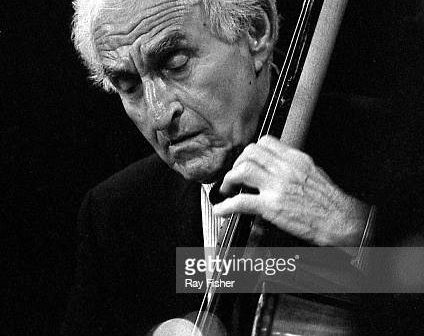 NEW YORK, ESTADOS UNIDOS - 01 DE JULHO: Músico Jack Lesberg tocando contrabaixo no 92nd Street Y (YMCA) Jazz Festival. (Foto de Ray Fisher/Getty Images)