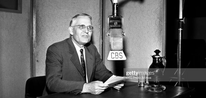 NEW YORK - 5 DE OUTUBRO: Harvey Fletcher, engenheiro acústico da Bell Labs e o "pai do som estereofônico" senta-se no microfone da rádio CBS. Imagem datada: 5 de outubro de 1946, Nova York, NY. (Foto da CBS via Getty Images)