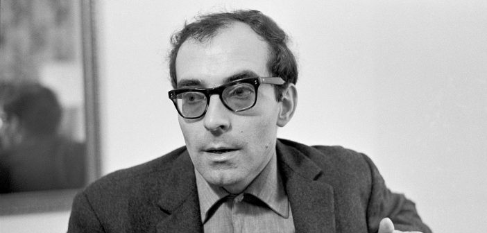 Jean-Luc Godard em 1964. “Sempre confundi cinema com vida”, disse. “Para mim, a vida é apenas parte dos filmes.” (Crédito: Sam Falk/The New York Times)