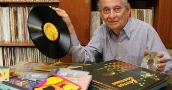 O pesquisador musical posa para foto com alguns discos de sua coleção - (Letícia Pontual - 27.nov.2011/Folhapress)