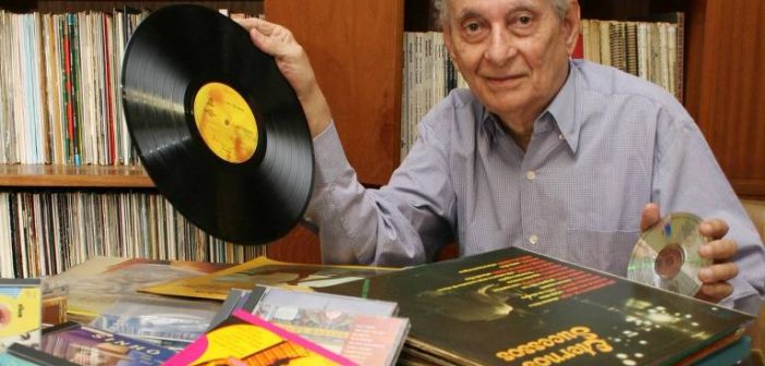 O pesquisador musical posa para foto com alguns discos de sua coleção - (Letícia Pontual - 27.nov.2011/Folhapress)