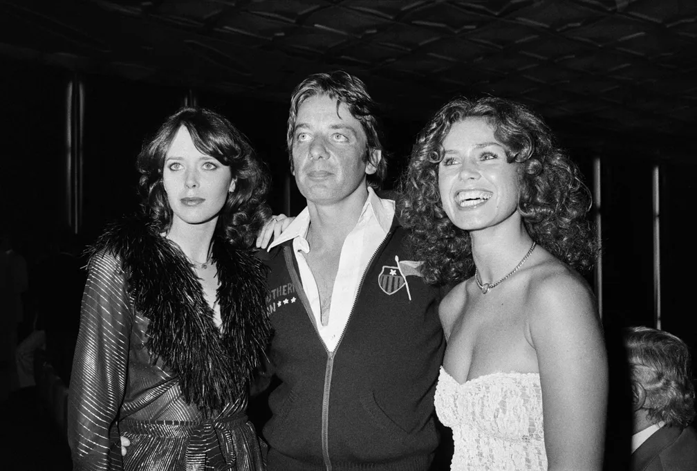 Just Jaeckin, no centro, com a atriz Sylvia Kristel, que interpretou 'Emmanuelle', à esquerda, e a atriz Corinne Cléry, à direita, em 1975 — (Foto: Arquivo/AFP)