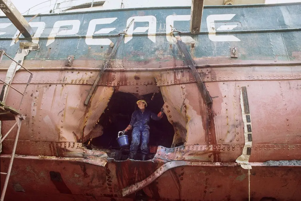 O casco bombardeado do Rainbow Warrior em 1985. O naufrágio do navio levou a um clamor internacional que galvanizou o movimento antinuclear, trouxe doações e publicidade positiva ao Greenpeace e ajudou a acabar com os testes nucleares da França no Pacífico. (Crédito: Ross White/Agência France-Presse — Getty Images)