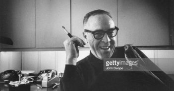 O roteirista e diretor Dalton Trumbo segurando cigarro, com seu pássaro de estimação empoleirado no peito. (Foto de John Swope/Getty Images)