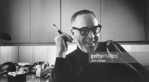 O roteirista e diretor Dalton Trumbo segurando cigarro, com seu pássaro de estimação empoleirado no peito. (Foto de John Swope/Getty Images)