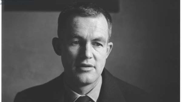 5316867 Colin McInnes, retrato do escritor Colin McInnes em sua casa, Londres, Reino Unido, década de 1950 (foto p/b) por ; O Arquivo John Deakin; ©John Deakin / Arquivo de John Deakin.