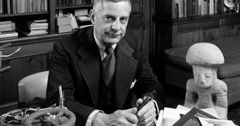 Robert Gordon Wasson em seu escritório. (Crédito da fotografia: Hypeness / REPRODUÇÃO / DIREITOS RESERVADOS)