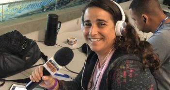 Luciana Zogaib é a primeira mulher no comando de uma transmissão em rádio FM no duelo entre Flamengo e Athletico. (Crédito da fotografia: Twitter / REPRODUÇÃO / DIREITOS RESERVADOS)