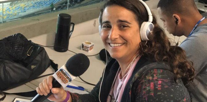 Luciana Zogaib é a primeira mulher no comando de uma transmissão em rádio FM no duelo entre Flamengo e Athletico. (Crédito da fotografia: Twitter / REPRODUÇÃO / DIREITOS RESERVADOS)