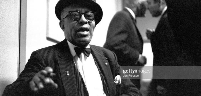 O pianista de jazz americano Willie The Lion Smith nos bastidores em Copenhague, Dinamarca, novembro de 1966. (Foto de Jan Persson/Getty Images)