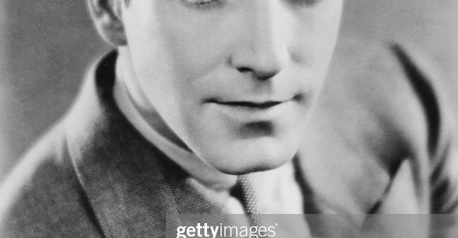David Manners, ator e autor de cinema canadense-americano, mais conhecido por seus papéis nos clássicos de terror "Drácula" e "A Múmia", por volta de 1930. (Foto de Paul Popper/Popperfoto via Getty Images)