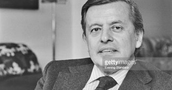 O produtor musical turco-americano Nesuhi Ertegun (1917 - 1989), fundador da WEA International (mais tarde Warner Music Group), Reino Unido, 13 de abril de 1974. (Foto de Evening Standard/Hulton Archive/Getty Images)