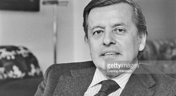 O produtor musical turco-americano Nesuhi Ertegun (1917 - 1989), fundador da WEA International (mais tarde Warner Music Group), Reino Unido, 13 de abril de 1974. (Foto de Evening Standard/Hulton Archive/Getty Images)