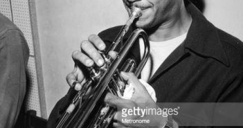 por volta de 1945: EXCLUSIVO músico de jazz americano Ernie Royal (1921-1983) tocando trompete. (Foto por Metronome/Getty Images)