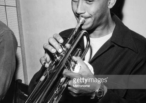 por volta de 1945: EXCLUSIVO músico de jazz americano Ernie Royal (1921-1983) tocando trompete. (Foto por Metronome/Getty Images)