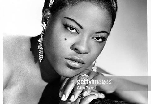 01 DE JANEIRO: Foto de LaVern BAKER; Retrato de estúdio posado de LaVern Baler (Foto de Gilles Petard/Redferns)