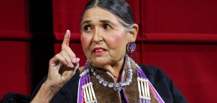 Sacheen Littlefeather, atriz indígena que fez história no Oscar. (Crédito da foto: Sky News / REPRODUÇÃO / DIREITOS RESERVADOS)