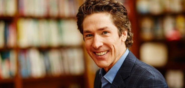 Joel Osteen, autor norte-americano, é um famoso pastor evangélico da TV dos EUA, dono da mega igreja Lakewood Church.