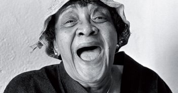 Moms Mabley a precursora do stand up. (Crédito da fotografia: Cortesia Revista Raça / REPRODUÇÃO / DIREITOS RESERVADO)