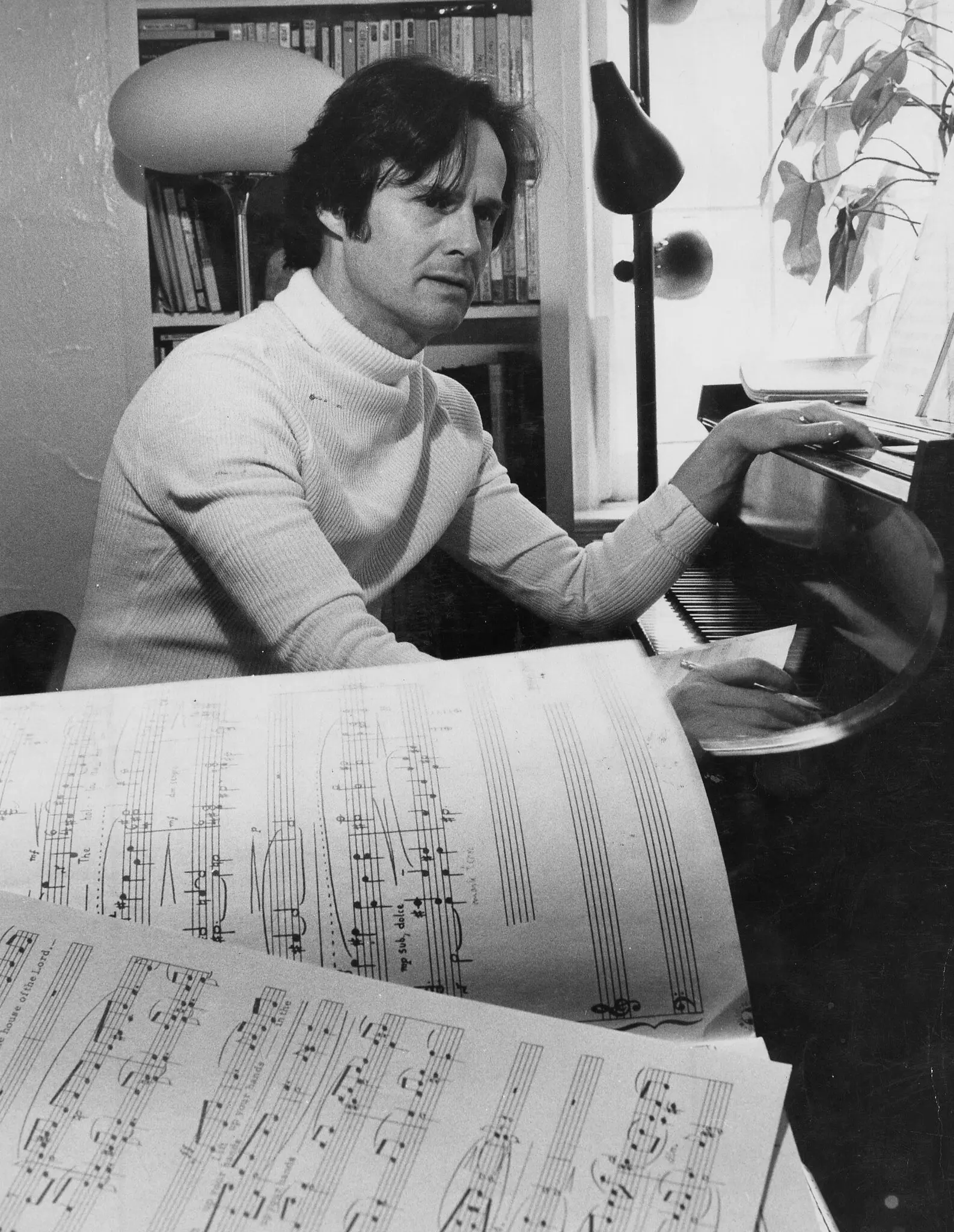 Ned Rorem em seu apartamento em Nova York em 1973. Ganhou o Prêmio Pulitzer por sua composição “Air Music” em 1976. (Crédito...Jack Manning/The New York Times)