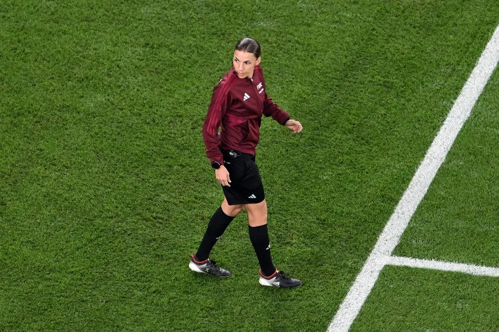 Stephanie Frappart como quarta árbitra na Copa do Mundo do Catar — Foto: KIRILL KUDRYAVTSEV / AFP
