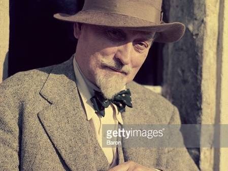 1952: autor e roteirista inglês Sir Compton Mackenzie (1883 - 1972) que encontrou grande parte de sua inspiração na Escócia, seu lar adotivo. (Foto por Baron/Hulton Archive/Getty Images)