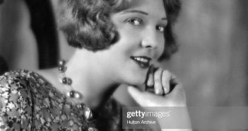 por volta de 1934: Dorothy Mackaill (1903 - 1990), a atriz de cinema inglesa que estrelou 'Bright Lights' e 'Hard to Get'. Ela foi assinada pela First National. (Foto por Hulton Archive/Getty Images)