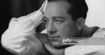 por volta de 1930: Primeiro ator nacional Jack Mulhall (1888-1979). Originalmente uma estrela do cinema mudo, ele apareceu em filmes como 'In The Next Room' (1926), 'Ritzie Rose' (1925) e passou facilmente para filmes falados como 'The Clutching Hand' (1936). (Foto de Ernest Bachrach/Margaret Chute/Getty Images)