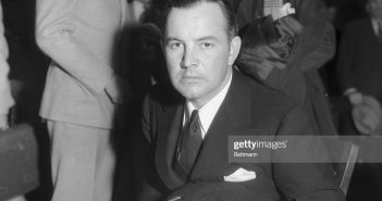 (Legenda Original) Ator Acusado por Garota. Sidney Blackmer, ator de cinema e marido de Lenore Ulric, estrela de teatro, é visto aqui no tribunal de Los Angeles durante a audiência de acusações de Bernice Bach, 17, que alega que Blackmer a atacou em seu apartamento. Após o interrogatório, a garota admitiu intimidades cariosas com vários atores.