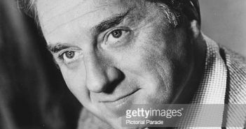 Foto do ator Claude Dauphin, atualmente se apresentando no Tappan Zee Playhouse em Nova York, 3 de junho de 1961. (Foto por Pictorial Parade/Moviepix/Getty Images)