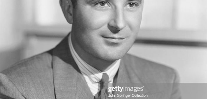 Retrato do compositor Johnny Burke em 1940. Burke escreveu os sucessos Imagination, Swinging on a Star, Oh, You Crazy Moon, Misty e muitos outros, incluindo partituras da Broadway. (Foto por �� John Springer Collection/CORBIS/Corbis via Getty Images)