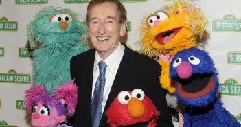 Bob McGrath com alguns amigos peludos da Vila Sésamo em 2009. (Zach Hyman/Patrick McMullan/Getty Images)