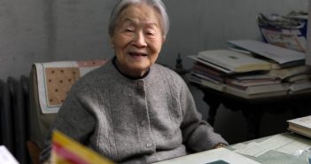 Yang Jiang em 2012. Ela relembrou extensivamente seus anos em conflito com o governo de Pequim. (Crédito: Imaginechina, via Associated Press)
