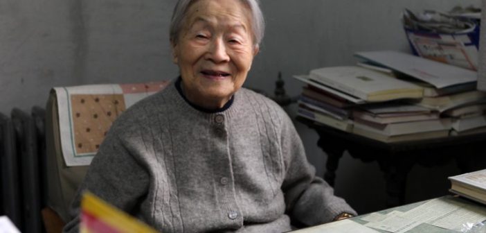 Yang Jiang em 2012. Ela relembrou extensivamente seus anos em conflito com o governo de Pequim. (Crédito: Imaginechina, via Associated Press)
