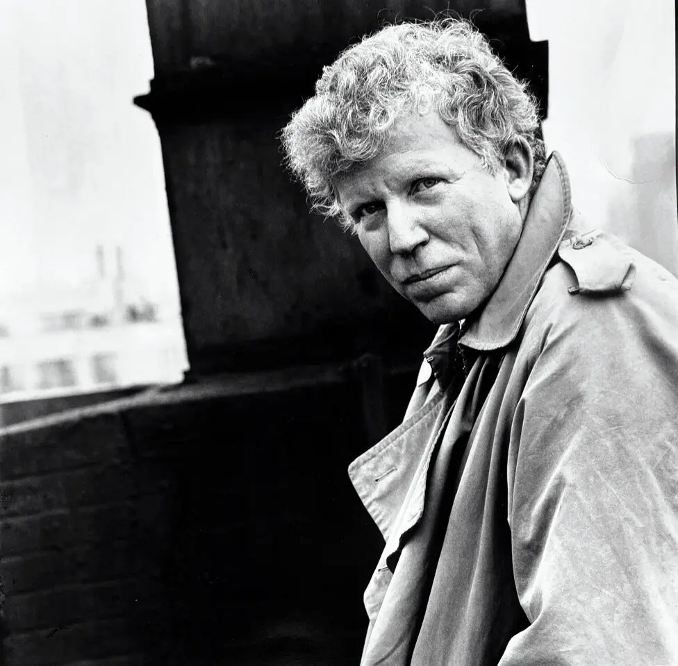 Robert Sam Anson em 1985. Ele era um mestre da matéria de revista de formato longo, vividamente relatada e nitidamente gravada. Ele também produziu seis livros. (Crédito: Sigrid Estrada)