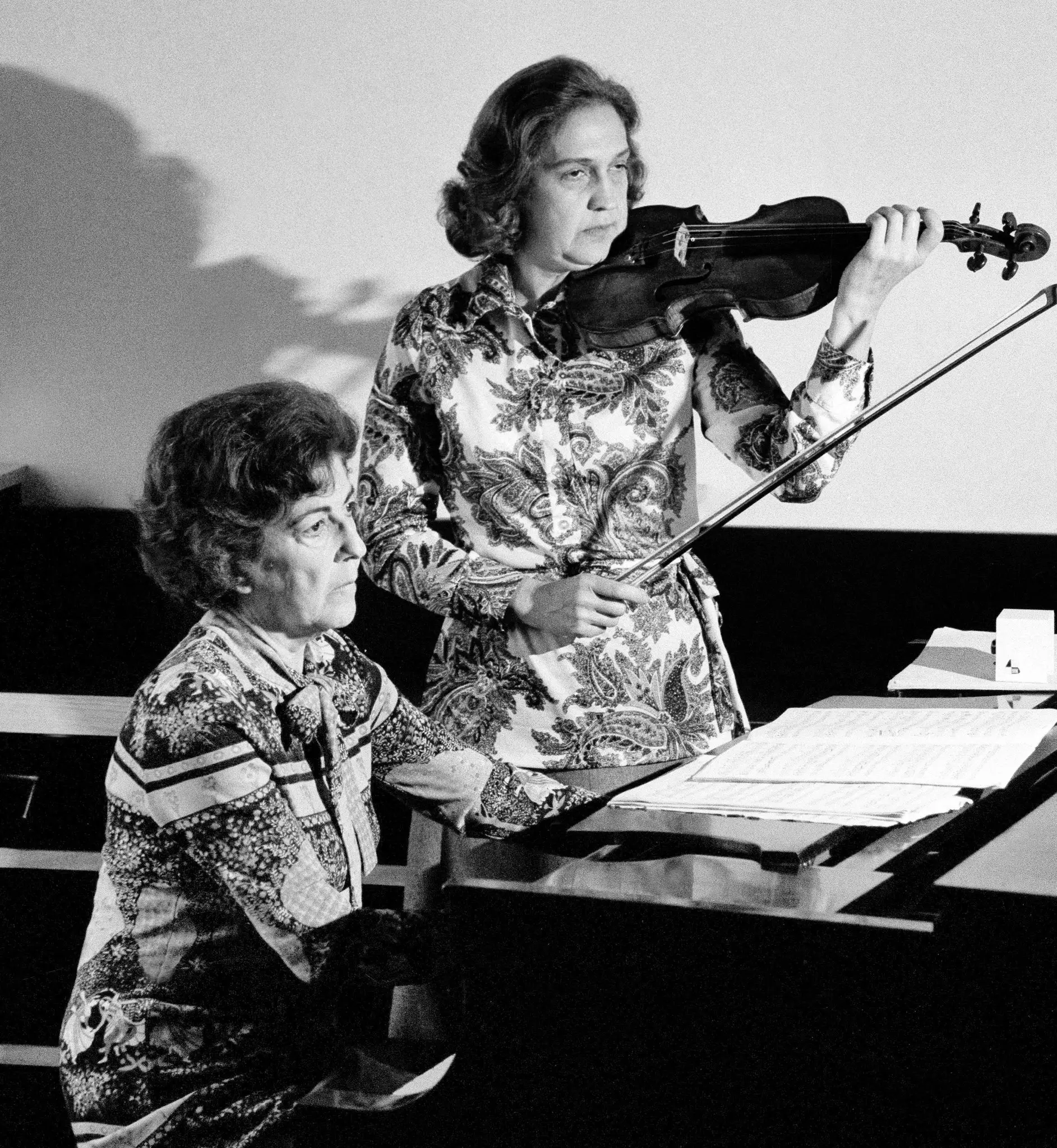 A violinista Anahid Ajemian com sua irmã, Maro, em 1977. (Crédito: Jack Manning/The New York Times)