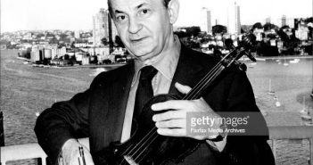 Sr. Szymon Goldberg & seu inestimável violino retratado em seu quarto de hotel no Commodore Chateau, Kings Cross. 14 de maio de 1974. (Foto de Wayne Russell Black/Fairfax Media via Getty Images).