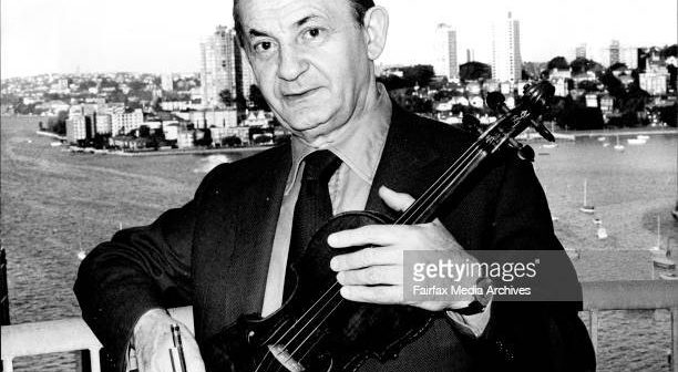 Sr. Szymon Goldberg & seu inestimável violino retratado em seu quarto de hotel no Commodore Chateau, Kings Cross. 14 de maio de 1974. (Foto de Wayne Russell Black/Fairfax Media via Getty Images).