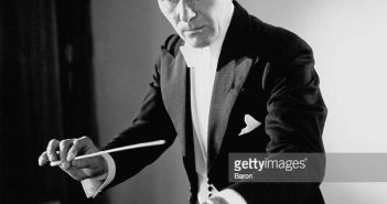 Muir Mathieson (1911 - 1975), maestro escocês, compositor de trilhas sonoras e diretor de documentários musicais, retratado enquanto regia, 1954. (Foto de Baron/Hulton Archive/Getty Images)